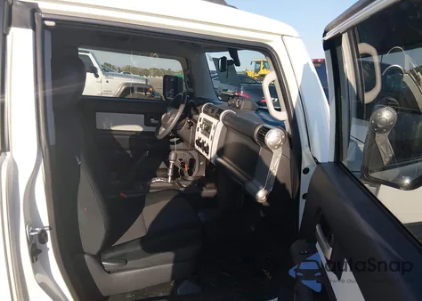 2012 Toyota Fj Cruiser z USA, uszkodzony, nr VIN JTEZU4BF5CK012220